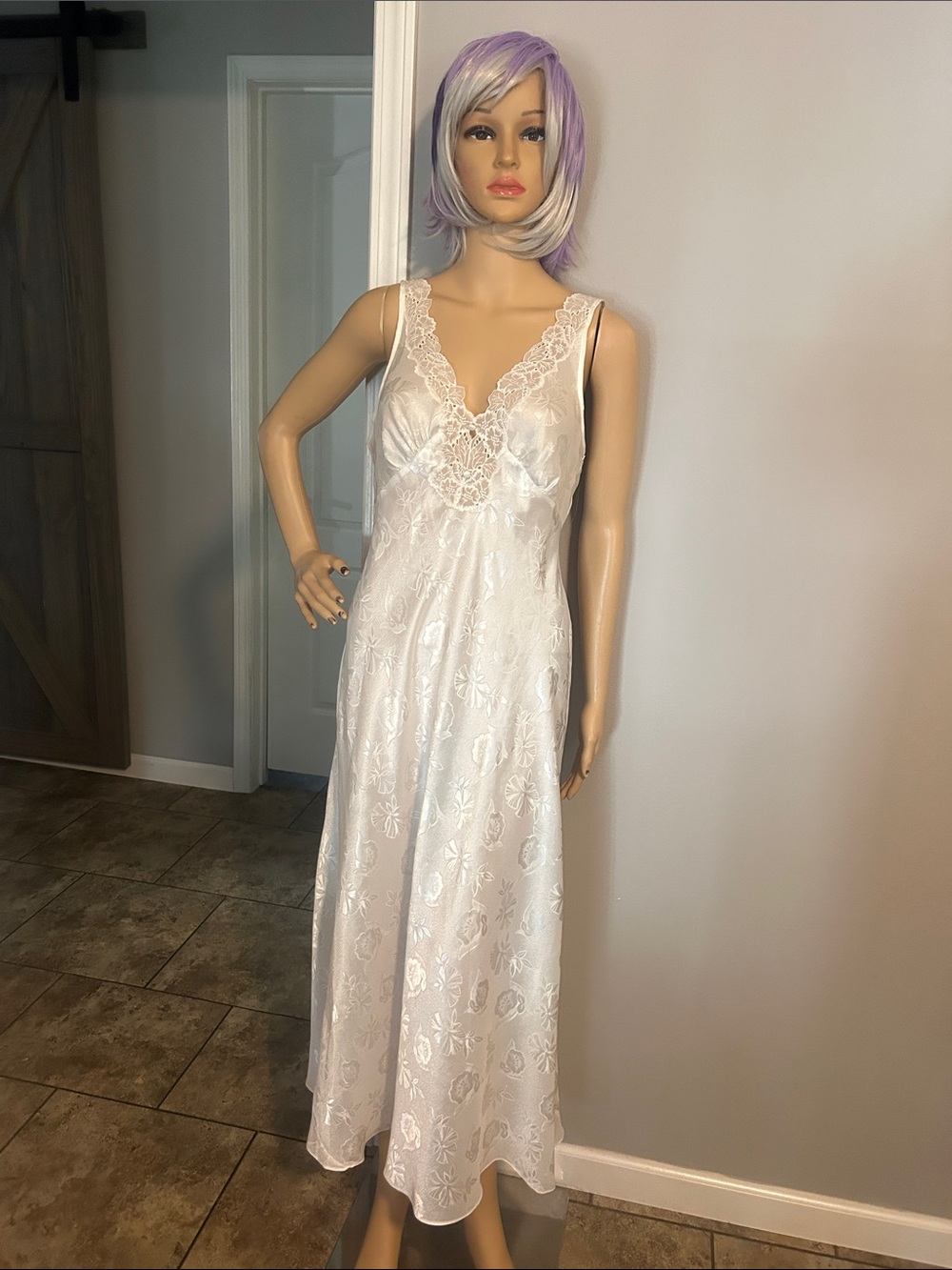 Elegant Vintage White Lace-Trim Satin Chemise Nightgown / Dress